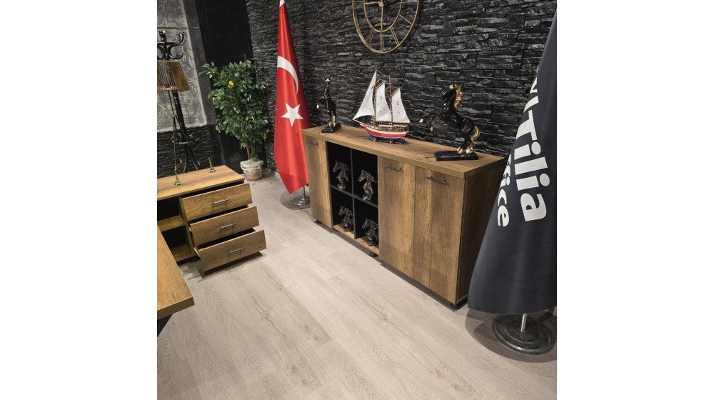 X ayaklı endüstriyel yönetici masa takımı, doğal ahşap dokulu yüzeyler ve mat siyah metal ayaklar ile modern ofis ortamında sergileniyor.